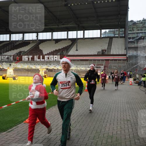 07.12.2025 - St. Pauli X-Mass-Run No. 15 Fabian Wolf http://msf.ph/oto/9397430 07.12.2025 10:45:10 Ziel 631, 636, 791, 793, 1245, 1415, 1419, 1546, 2086, 2158, 2524, 2525, 3350, 4876 meine-sportfotos.de