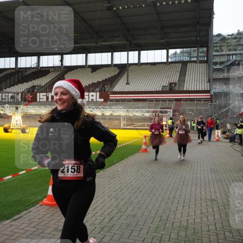 07.12.2025 - St. Pauli X-Mass-Run No. 15 Fabian Wolf http://msf.ph/oto/9397436 07.12.2025 10:45:12 Ziel 631, 636, 791, 793, 1245, 1415, 1419, 1546, 2086, 2158, 2524, 2525, 3350 meine-sportfotos.de