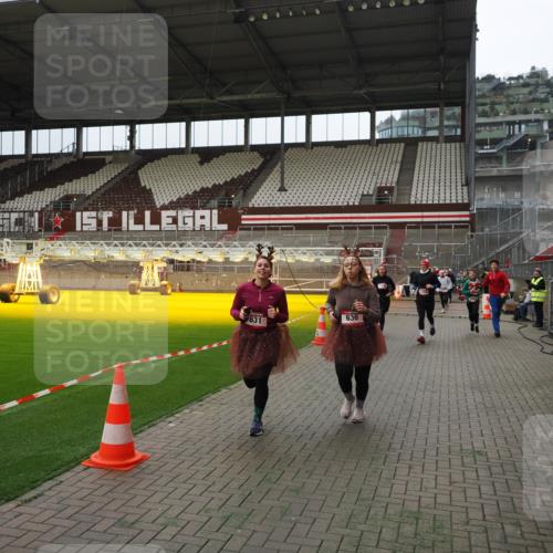 07.12.2025 - St. Pauli X-Mass-Run No. 15 Fabian Wolf http://msf.ph/oto/9397438 07.12.2025 10:45:13 Ziel 82, 631, 636, 791, 793, 1245, 1415, 1419, 1546, 2086, 2158, 2524, 2525, 3350 meine-sportfotos.de