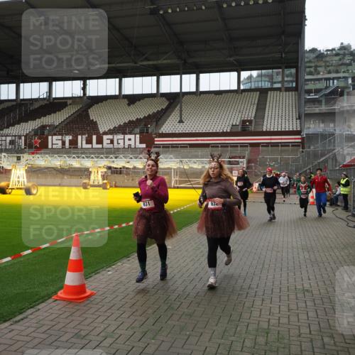 07.12.2025 - St. Pauli X-Mass-Run No. 15 Fabian Wolf http://msf.ph/oto/9397439 07.12.2025 10:45:14 Ziel 82, 631, 636, 791, 793, 1245, 1415, 1419, 1546, 2086, 2158, 2220, 2524, 2525, 3350 meine-sportfotos.de