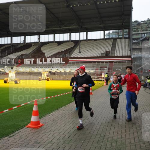 07.12.2025 - St. Pauli X-Mass-Run No. 15 Fabian Wolf http://msf.ph/oto/9397445 07.12.2025 10:45:16 Ziel 82, 401, 631, 636, 791, 793, 1245, 1415, 1419, 1546, 2086, 2158, 2220, 2355, 2356, 2524, 2525, 2926, 2934, 3350 meine-sportfotos.de
