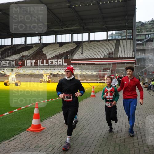 07.12.2025 - St. Pauli X-Mass-Run No. 15 Fabian Wolf http://msf.ph/oto/9397447 07.12.2025 10:45:17 Ziel 82, 401, 430, 467, 631, 636, 791, 793, 1096, 1245, 1415, 1419, 1546, 2086, 2158, 2220, 2355, 2356, 2524, 2525, 2926, 2934, 3350 meine-sportfotos.de