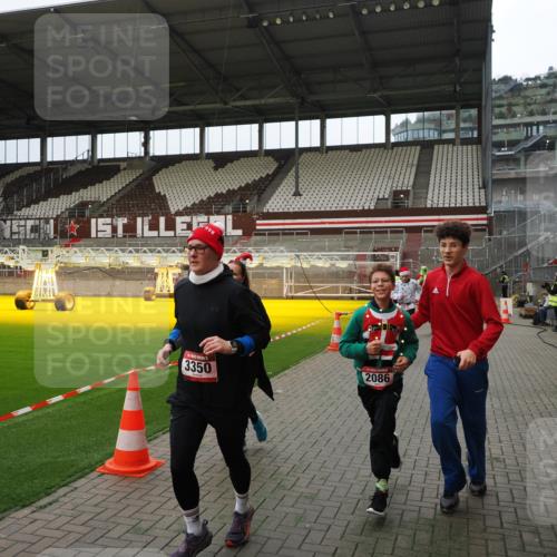 07.12.2025 - St. Pauli X-Mass-Run No. 15 Fabian Wolf http://msf.ph/oto/9397448 07.12.2025 10:45:17 Ziel 82, 401, 430, 467, 631, 636, 791, 793, 1096, 1245, 1415, 1419, 1546, 2086, 2158, 2220, 2355, 2356, 2524, 2525, 2926, 2934, 3350 meine-sportfotos.de