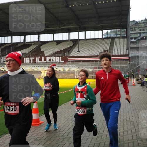 07.12.2025 - St. Pauli X-Mass-Run No. 15 Fabian Wolf http://msf.ph/oto/9397450 07.12.2025 10:45:17 Ziel 82, 401, 430, 467, 631, 636, 791, 793, 1096, 1245, 1415, 1419, 1546, 2086, 2158, 2220, 2355, 2356, 2524, 2525, 2926, 2934, 3350 meine-sportfotos.de