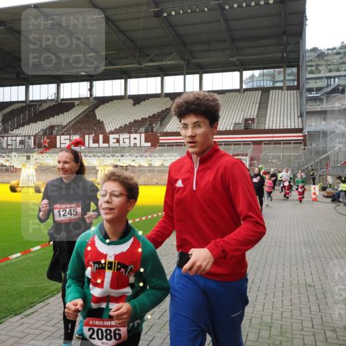 07.12.2025 - St. Pauli X-Mass-Run No. 15 Fabian Wolf http://msf.ph/oto/9397452 07.12.2025 10:45:18 Ziel 82, 401, 430, 467, 631, 636, 793, 1096, 1245, 1415, 1419, 1546, 2086, 2158, 2220, 2355, 2356, 2524, 2525, 2926, 2934, 3350 meine-sportfotos.de