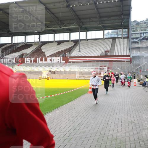 07.12.2025 - St. Pauli X-Mass-Run No. 15 Fabian Wolf http://msf.ph/oto/9397453 07.12.2025 10:45:18 Ziel 82, 401, 430, 467, 631, 636, 793, 1096, 1245, 1415, 1419, 1546, 2086, 2158, 2220, 2355, 2356, 2524, 2525, 2926, 2934, 3350 meine-sportfotos.de