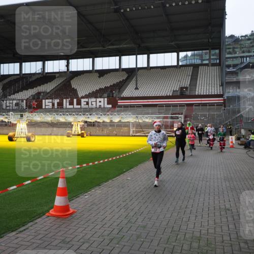 07.12.2025 - St. Pauli X-Mass-Run No. 15 Fabian Wolf http://msf.ph/oto/9397454 07.12.2025 10:45:19 Ziel 82, 401, 430, 467, 631, 636, 1096, 1245, 1415, 1419, 1546, 2086, 2158, 2220, 2355, 2356, 2524, 2525, 2535, 2926, 2934, 3350 meine-sportfotos.de