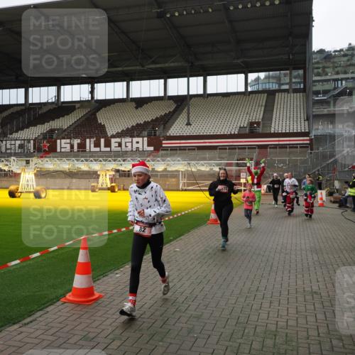 07.12.2025 - St. Pauli X-Mass-Run No. 15 Fabian Wolf http://msf.ph/oto/9397456 07.12.2025 10:45:20 Ziel 82, 401, 430, 467, 631, 636, 1096, 1245, 1415, 1419, 1546, 2086, 2158, 2220, 2355, 2356, 2524, 2525, 2535, 2926, 2934, 3350 meine-sportfotos.de
