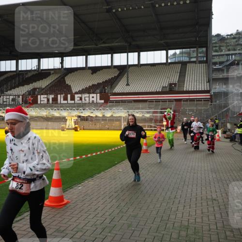 07.12.2025 - St. Pauli X-Mass-Run No. 15 Fabian Wolf http://msf.ph/oto/9397459 07.12.2025 10:45:20 Ziel 82, 401, 430, 467, 631, 636, 1096, 1245, 1415, 1419, 1546, 2086, 2158, 2220, 2355, 2356, 2524, 2525, 2535, 2926, 2934, 3350 meine-sportfotos.de