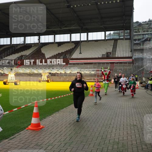 07.12.2025 - St. Pauli X-Mass-Run No. 15 Fabian Wolf http://msf.ph/oto/9397460 07.12.2025 10:45:20 Ziel 82, 401, 430, 467, 631, 636, 1096, 1245, 1415, 1419, 1546, 2086, 2158, 2220, 2355, 2356, 2524, 2525, 2535, 2926, 2934, 3350 meine-sportfotos.de