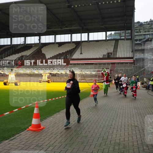 07.12.2025 - St. Pauli X-Mass-Run No. 15 Fabian Wolf http://msf.ph/oto/9397461 07.12.2025 10:45:21 Ziel 82, 401, 430, 467, 631, 636, 1096, 1245, 1419, 2086, 2158, 2220, 2355, 2356, 2524, 2525, 2535, 2926, 2934, 3350 meine-sportfotos.de