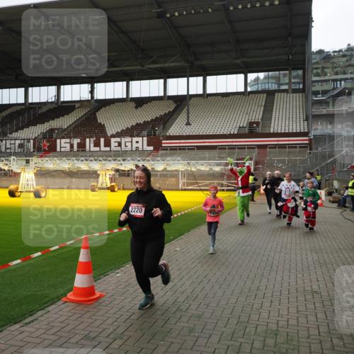 07.12.2025 - St. Pauli X-Mass-Run No. 15 Fabian Wolf http://msf.ph/oto/9397462 07.12.2025 10:45:21 Ziel 82, 401, 430, 467, 631, 636, 1096, 1245, 1419, 2086, 2158, 2220, 2355, 2356, 2524, 2525, 2535, 2926, 2934, 3350 meine-sportfotos.de
