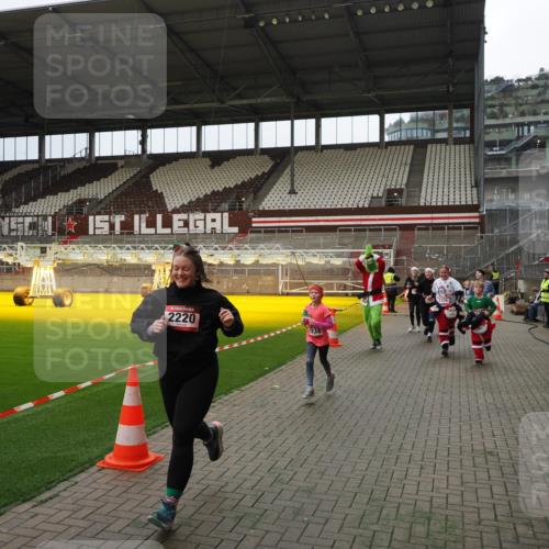 07.12.2025 - St. Pauli X-Mass-Run No. 15 Fabian Wolf http://msf.ph/oto/9397463 07.12.2025 10:45:21 Ziel 82, 401, 430, 467, 631, 636, 1096, 1245, 1419, 2086, 2158, 2220, 2355, 2356, 2524, 2525, 2535, 2926, 2934, 3350 meine-sportfotos.de