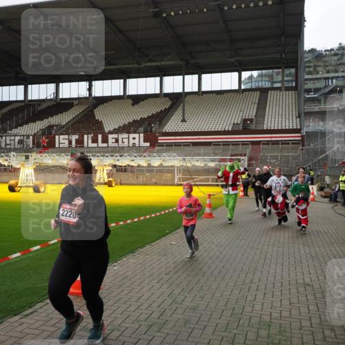 07.12.2025 - St. Pauli X-Mass-Run No. 15 Fabian Wolf http://msf.ph/oto/9397464 07.12.2025 10:45:21 Ziel 82, 401, 430, 467, 631, 636, 1096, 1245, 1419, 2086, 2158, 2220, 2355, 2356, 2524, 2525, 2535, 2926, 2934, 3350 meine-sportfotos.de