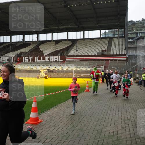 07.12.2025 - St. Pauli X-Mass-Run No. 15 Fabian Wolf http://msf.ph/oto/9397465 07.12.2025 10:45:21 Ziel 82, 401, 430, 467, 631, 636, 1096, 1245, 1419, 2086, 2158, 2220, 2355, 2356, 2524, 2525, 2535, 2926, 2934, 3350 meine-sportfotos.de