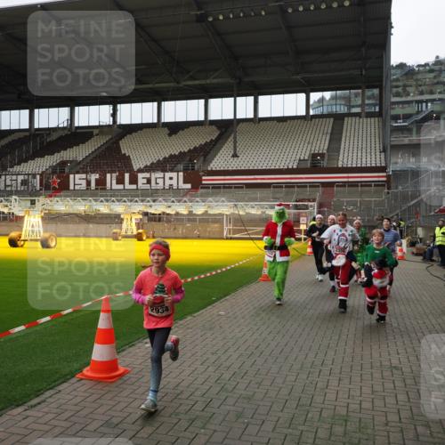 07.12.2025 - St. Pauli X-Mass-Run No. 15 Fabian Wolf http://msf.ph/oto/9397468 07.12.2025 10:45:22 Ziel 82, 401, 430, 467, 631, 636, 1096, 1245, 2086, 2158, 2220, 2355, 2356, 2524, 2525, 2535, 2926, 2934, 3350 meine-sportfotos.de