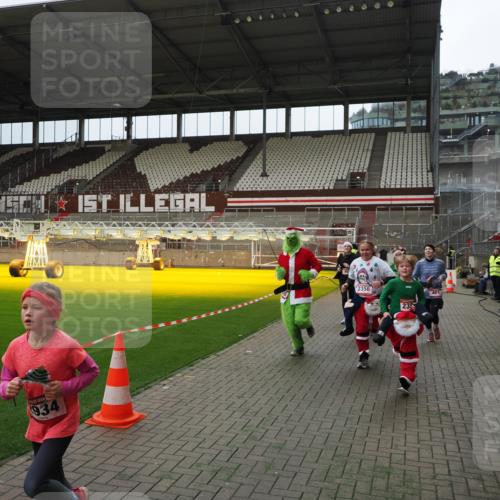 07.12.2025 - St. Pauli X-Mass-Run No. 15 Fabian Wolf http://msf.ph/oto/9397470 07.12.2025 10:45:22 Ziel 82, 401, 430, 467, 631, 636, 1096, 1245, 2086, 2158, 2220, 2355, 2356, 2524, 2525, 2535, 2926, 2934, 3350 meine-sportfotos.de
