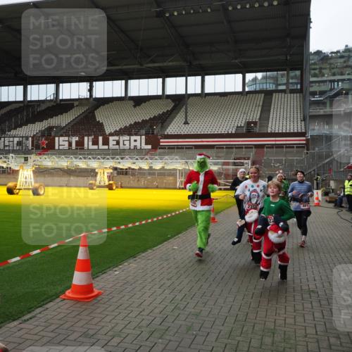 07.12.2025 - St. Pauli X-Mass-Run No. 15 Fabian Wolf http://msf.ph/oto/9397471 07.12.2025 10:45:23 Ziel 82, 401, 430, 467, 631, 636, 1096, 1245, 2086, 2158, 2220, 2355, 2356, 2524, 2535, 2926, 2934, 3350 meine-sportfotos.de