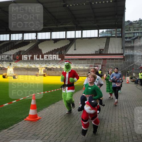 07.12.2025 - St. Pauli X-Mass-Run No. 15 Fabian Wolf http://msf.ph/oto/9397474 07.12.2025 10:45:23 Ziel 82, 401, 430, 467, 631, 636, 1096, 1245, 2086, 2158, 2220, 2355, 2356, 2524, 2535, 2926, 2934, 3350 meine-sportfotos.de