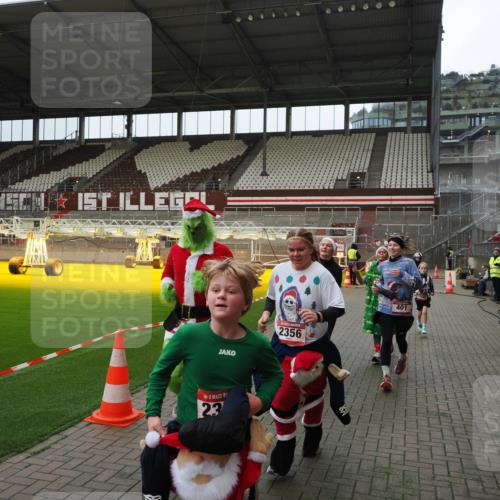 07.12.2025 - St. Pauli X-Mass-Run No. 15 Fabian Wolf http://msf.ph/oto/9397476 07.12.2025 10:45:24 Ziel 82, 401, 430, 467, 631, 636, 1096, 1245, 2086, 2158, 2220, 2355, 2356, 2535, 2926, 2934, 3350 meine-sportfotos.de