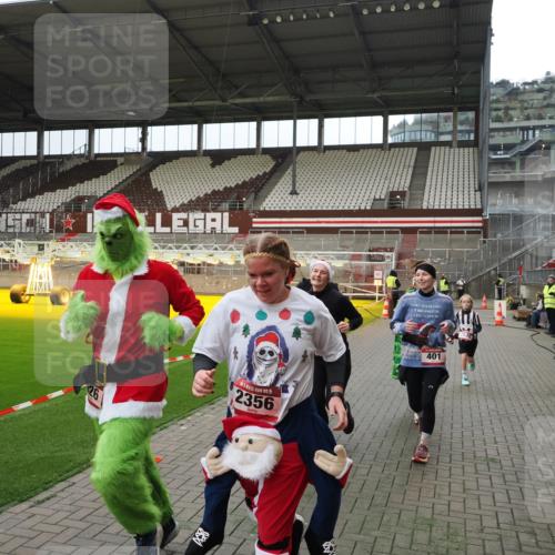 07.12.2025 - St. Pauli X-Mass-Run No. 15 Fabian Wolf http://msf.ph/oto/9397478 07.12.2025 10:45:24 Ziel 82, 401, 430, 467, 631, 636, 1096, 1245, 2086, 2158, 2220, 2355, 2356, 2535, 2926, 2934, 3350 meine-sportfotos.de