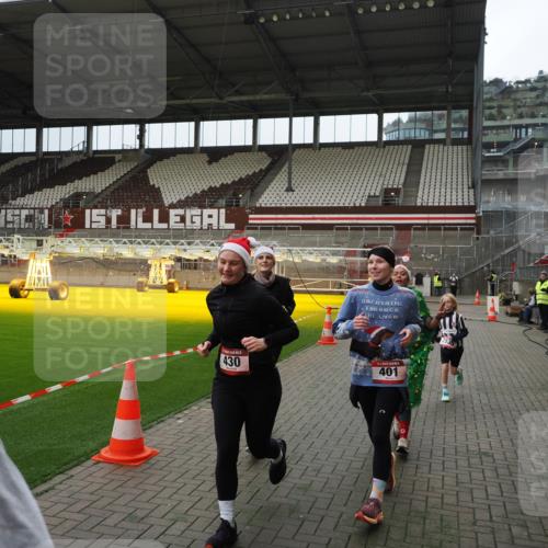 07.12.2025 - St. Pauli X-Mass-Run No. 15 Fabian Wolf http://msf.ph/oto/9397481 07.12.2025 10:45:25 Ziel 82, 401, 430, 467, 631, 636, 1096, 1245, 2086, 2220, 2355, 2356, 2535, 2926, 2934, 3350 meine-sportfotos.de