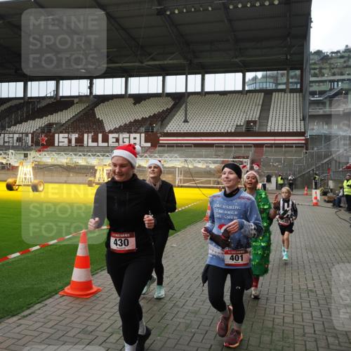 07.12.2025 - St. Pauli X-Mass-Run No. 15 Fabian Wolf http://msf.ph/oto/9397482 07.12.2025 10:45:25 Ziel 82, 401, 430, 467, 631, 636, 1096, 1245, 2086, 2220, 2355, 2356, 2535, 2926, 2934, 3350 meine-sportfotos.de