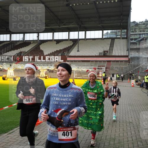 07.12.2025 - St. Pauli X-Mass-Run No. 15 Fabian Wolf http://msf.ph/oto/9397485 07.12.2025 10:45:25 Ziel 82, 401, 430, 467, 631, 636, 1096, 1245, 2086, 2220, 2355, 2356, 2535, 2926, 2934, 3350 meine-sportfotos.de