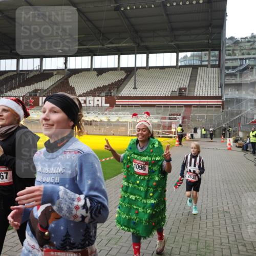 07.12.2025 - St. Pauli X-Mass-Run No. 15 Fabian Wolf http://msf.ph/oto/9397486 07.12.2025 10:45:26 Ziel 82, 401, 430, 467, 631, 636, 1096, 1245, 2086, 2220, 2355, 2356, 2535, 2926, 2934, 3350 meine-sportfotos.de