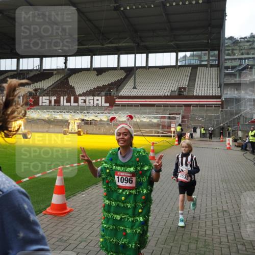 07.12.2025 - St. Pauli X-Mass-Run No. 15 Fabian Wolf http://msf.ph/oto/9397487 07.12.2025 10:45:26 Ziel 82, 401, 430, 467, 631, 636, 1096, 1245, 2086, 2220, 2355, 2356, 2535, 2926, 2934, 3350 meine-sportfotos.de