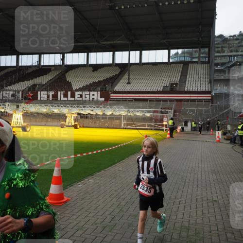 07.12.2025 - St. Pauli X-Mass-Run No. 15 Fabian Wolf http://msf.ph/oto/9397490 07.12.2025 10:45:26 Ziel 82, 401, 430, 467, 631, 636, 1096, 1245, 2086, 2220, 2355, 2356, 2535, 2926, 2934, 3350 meine-sportfotos.de