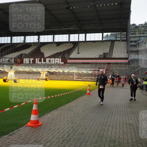 07.12.2025 - St. Pauli X-Mass-Run No. 15 Fabian Wolf http://msf.ph/oto/9397508 07.12.2025 10:45:39 Ziel 1823, 2218, 2324, 2326, 2535, 3835, 3838, 4762, 4854, 4860 meine-sportfotos.de