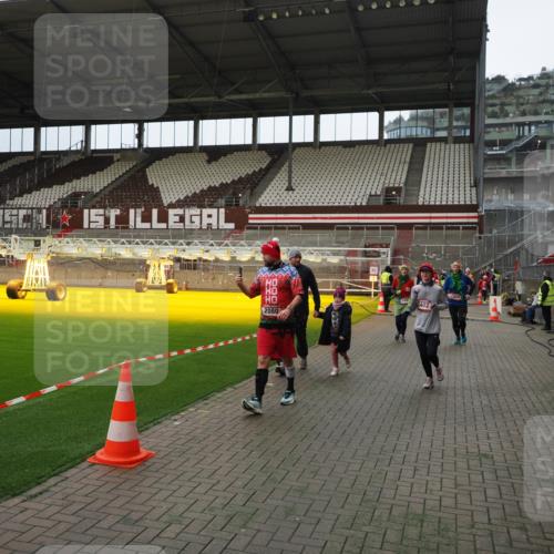 07.12.2025 - St. Pauli X-Mass-Run No. 15 Fabian Wolf http://msf.ph/oto/9397570 07.12.2025 10:46:01 Ziel 908, 1041, 1094, 1715, 2076, 2079, 2080, 2089, 2423, 2733, 2734, 4616, 4619, 4620 meine-sportfotos.de