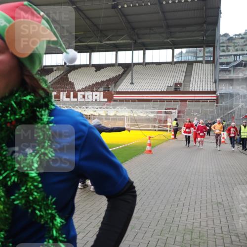 07.12.2025 - St. Pauli X-Mass-Run No. 15 Fabian Wolf http://msf.ph/oto/9397590 07.12.2025 10:46:06 Ziel 38, 41, 162, 178, 183, 908, 1041, 1094, 1715, 1955, 2080, 2216, 2334, 2423, 2574, 2733, 2734, 4616, 4619, 4620 meine-sportfotos.de