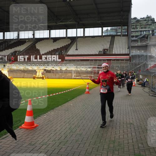 07.12.2025 - St. Pauli X-Mass-Run No. 15 Fabian Wolf http://msf.ph/oto/9397633 07.12.2025 10:46:18 Ziel 38, 41, 153, 162, 168, 178, 183, 914, 917, 1040, 1043, 1955, 2082, 2216, 2303, 2306, 2334, 2574, 2960, 4589 meine-sportfotos.de