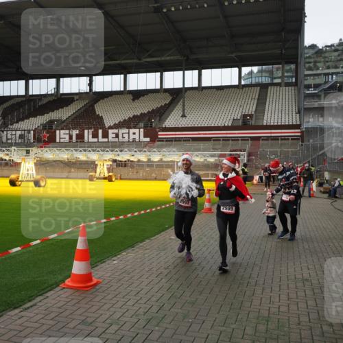 07.12.2025 - St. Pauli X-Mass-Run No. 15 Fabian Wolf http://msf.ph/oto/9397724 07.12.2025 10:46:45 Ziel 58, 81, 221, 921, 1242, 2488, 2536, 2965, 2989, 2993, 2998, 3001, 4593 meine-sportfotos.de