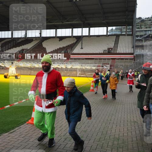 07.12.2025 - St. Pauli X-Mass-Run No. 15 Fabian Wolf http://msf.ph/oto/9397780 07.12.2025 10:47:01 Ziel 231, 821, 823, 824, 1359, 1362, 1747, 1750, 1872, 1875, 2115, 2957, 3123, 4593 meine-sportfotos.de