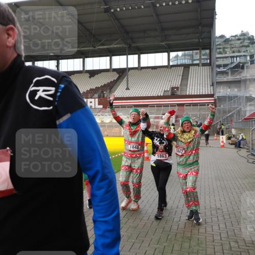 07.12.2025 - St. Pauli X-Mass-Run No. 15 Fabian Wolf http://msf.ph/oto/9397860 07.12.2025 10:47:35 Ziel 60, 78, 309, 522, 523, 1182, 1847, 1848, 1863, 2490, 2566, 2690, 3101, 3102, 3104, 3105, 3360, 4615, 4618, 4853, 4868, 4869 meine-sportfotos.de