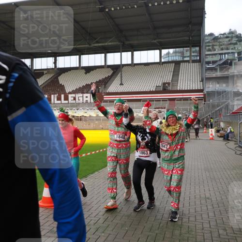 07.12.2025 - St. Pauli X-Mass-Run No. 15 Fabian Wolf http://msf.ph/oto/9397861 07.12.2025 10:47:36 Ziel 60, 78, 309, 522, 523, 1182, 1847, 1848, 1863, 2490, 2566, 2690, 3101, 3102, 3104, 3105, 3360, 4615, 4618, 4853, 4868, 4869 meine-sportfotos.de