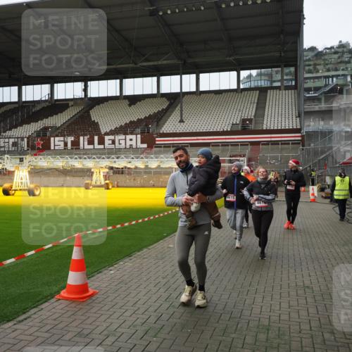 07.12.2025 - St. Pauli X-Mass-Run No. 15 Fabian Wolf http://msf.ph/oto/9397877 07.12.2025 10:47:41 Ziel 78, 1182, 1555, 1847, 1848, 1863, 2490, 2566, 2690, 3101, 3102, 3104, 3105, 4072, 4615, 4618, 4853, 4868, 4869 meine-sportfotos.de