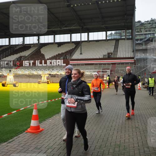 07.12.2025 - St. Pauli X-Mass-Run No. 15 Fabian Wolf http://msf.ph/oto/9397885 07.12.2025 10:47:43 Ziel 78, 1555, 2490, 2566, 2690, 3101, 3102, 3104, 3105, 4072, 4615, 4618, 4863, 4869 meine-sportfotos.de