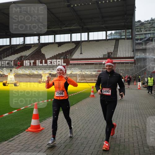 07.12.2025 - St. Pauli X-Mass-Run No. 15 Fabian Wolf http://msf.ph/oto/9397891 07.12.2025 10:47:44 Ziel 78, 1555, 2490, 2566, 2690, 3104, 3105, 4072, 4615, 4618, 4863 meine-sportfotos.de