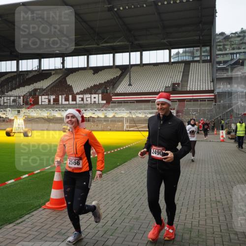 07.12.2025 - St. Pauli X-Mass-Run No. 15 Fabian Wolf http://msf.ph/oto/9397892 07.12.2025 10:47:44 Ziel 78, 1555, 2490, 2566, 2690, 3104, 3105, 4072, 4615, 4618, 4863 meine-sportfotos.de