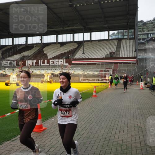 07.12.2025 - St. Pauli X-Mass-Run No. 15 Fabian Wolf http://msf.ph/oto/9397903 07.12.2025 10:47:47 Ziel 282, 513, 553, 1555, 2490, 2566, 2690, 4072, 4615, 4618, 4863 meine-sportfotos.de