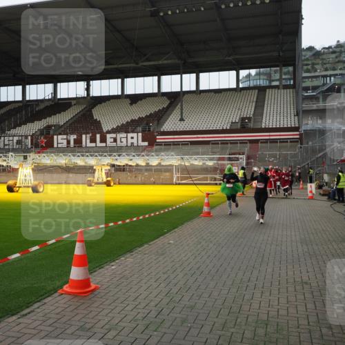 07.12.2025 - St. Pauli X-Mass-Run No. 15 Fabian Wolf http://msf.ph/oto/9397904 07.12.2025 10:47:49 Ziel 282, 513, 553, 1555, 2490, 2566, 2608, 2611, 2690, 4072, 4615, 4618, 4863 meine-sportfotos.de