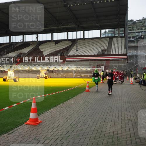 07.12.2025 - St. Pauli X-Mass-Run No. 15 Fabian Wolf http://msf.ph/oto/9397905 07.12.2025 10:47:49 Ziel 282, 513, 553, 1555, 2490, 2566, 2608, 2611, 2690, 4072, 4615, 4618, 4863 meine-sportfotos.de