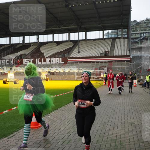 07.12.2025 - St. Pauli X-Mass-Run No. 15 Fabian Wolf http://msf.ph/oto/9397912 07.12.2025 10:47:53 Ziel 282, 513, 553, 1555, 2490, 2566, 2608, 2611, 4072, 4615, 4618, 4863 meine-sportfotos.de