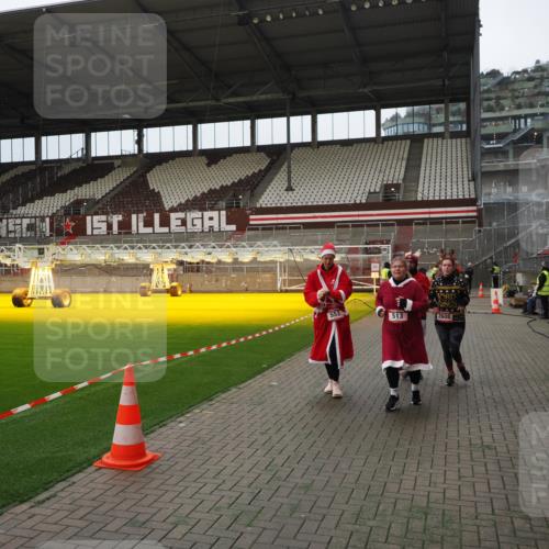 07.12.2025 - St. Pauli X-Mass-Run No. 15 Fabian Wolf http://msf.ph/oto/9397917 07.12.2025 10:47:55 Ziel 282, 472, 513, 553, 1555, 2490, 2566, 2608, 2611, 4072, 4863 meine-sportfotos.de