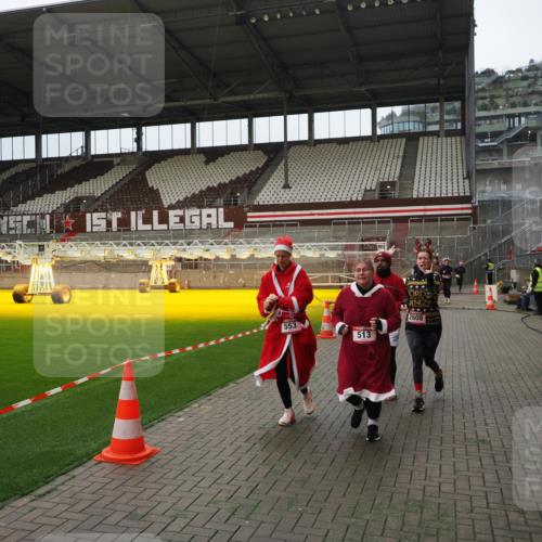 07.12.2025 - St. Pauli X-Mass-Run No. 15 Fabian Wolf http://msf.ph/oto/9397920 07.12.2025 10:47:56 Ziel 282, 472, 513, 553, 1555, 2608, 2611, 4072, 4863 meine-sportfotos.de