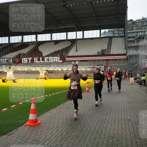 07.12.2025 - St. Pauli X-Mass-Run No. 15 Fabian Wolf http://msf.ph/oto/9397933 07.12.2025 10:48:02 Ziel 282, 472, 513, 553, 1195, 2146, 2147, 2608, 2611, 4863 meine-sportfotos.de